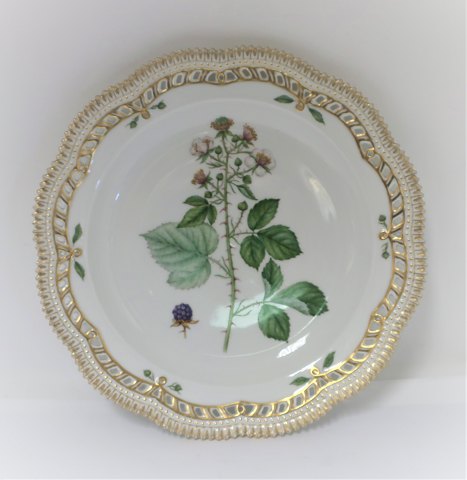 Royal Copenhagen. Flora Danica. Large plate / cover plate with open-work border. 
Model # 3574. Diameter 29 cm. (1 quality). Rubus vestitus