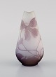 Antik Emile Gallé vase i matteret kunstglas med lilla overfang udskåret i form 
af blomster og bladværk. Tidligt 1900-tallet.

