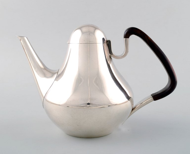 Georg Jensen, number 1017. Coffee pot with handles of Guaiacum Wood.
Weight 670 grams.
Henning Koppel (1918-1981) year 1952.
