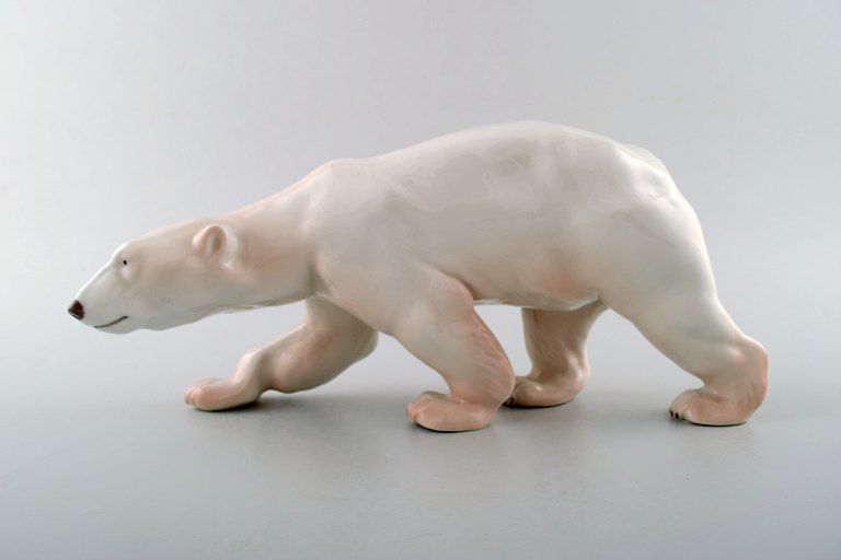 Figur af stor gående isbjørn (nr. 425) fra Royal Copenhagen.
