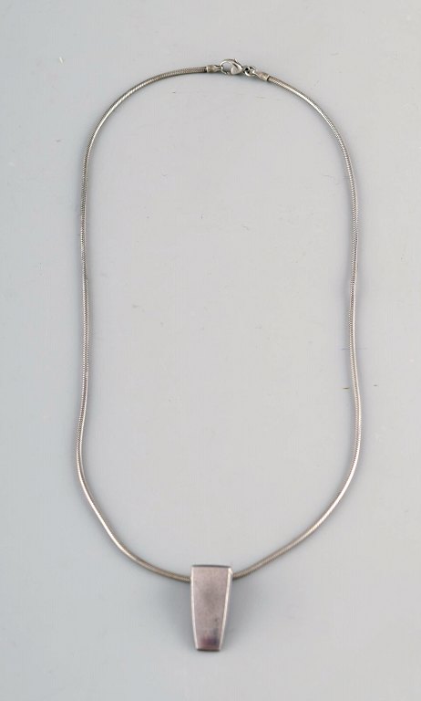 Ragnar Jørgensen for Georg Jensen. Modernist "Victory" necklace in sterling 
silver. Model number 423.
