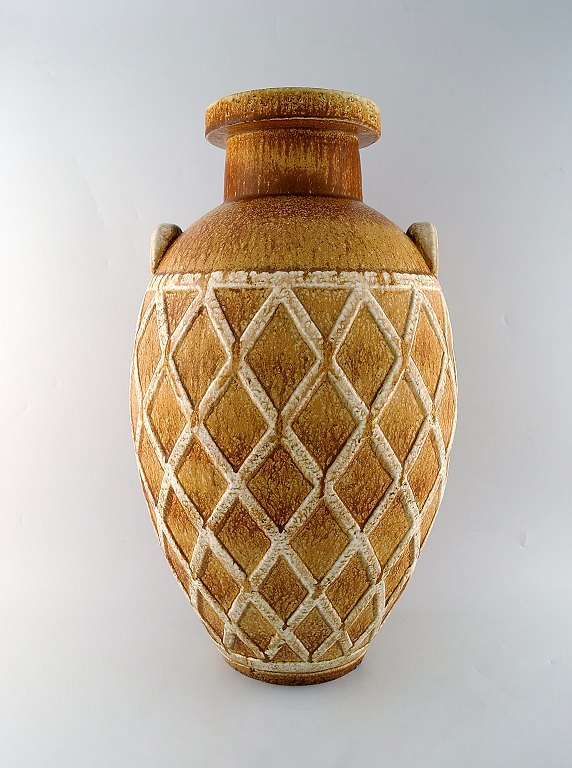 Gunnar Nylund for Rörstrand / Rorstrand. Colossal unique floor vase with 
geometric pattern in glazed stoneware. Beautiful glaze in light earth tones. 
Early unique piece from the 1940