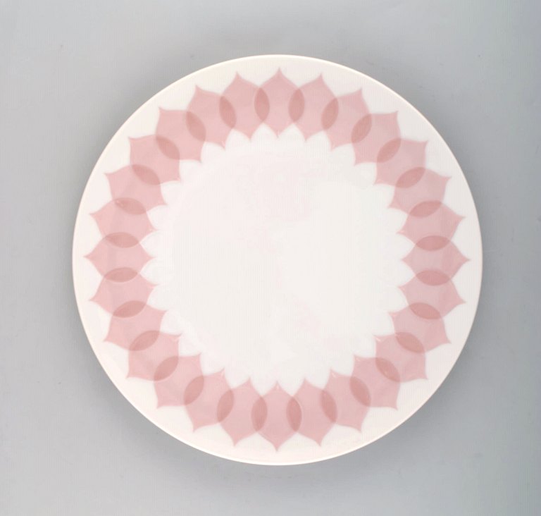 Bjørn Wiinblad for Rosenthal. "Lotus" porcelænsservice. Stort rundt fad 
dekoreret med lyserøde lotusblade. 1980