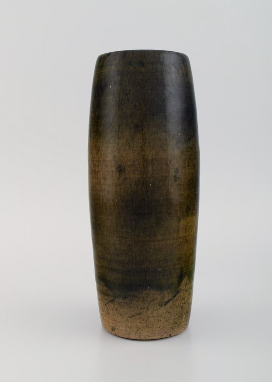 Ole Bjørn Krüger (1922-2007), Danish sculptor and ceramicist. Unique vase in 
glazed stoneware. Beautiful glaze in green-brown shades. 1960s / 70s.
