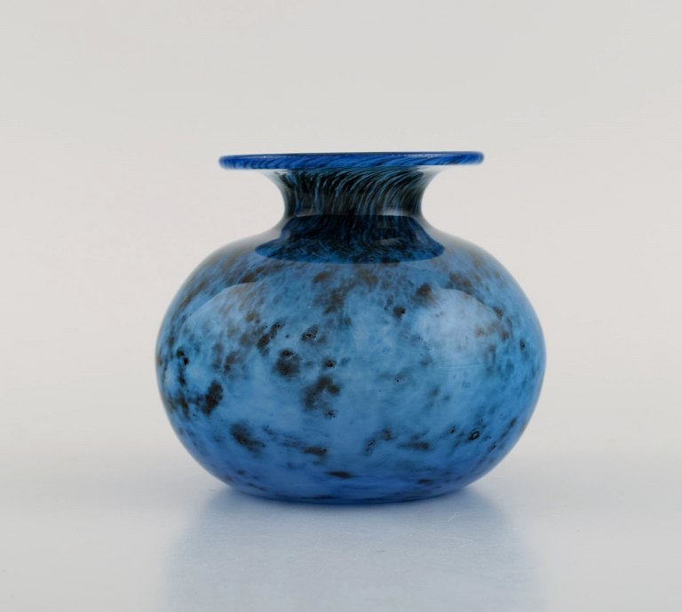 Bertil Vallien for Kosta Boda. Vase in blue mouth blown art glass. Swedish 
design, 1980s.
