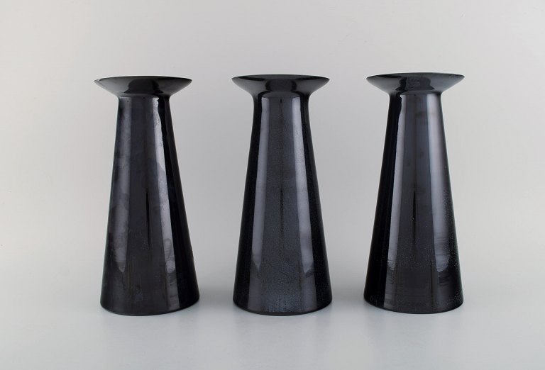 Stölzle-Oberglas, Østrig. Tre Beatrice og Nora vaser i sort kunstglas. Hvide 
indvendige. 1980´erne.
