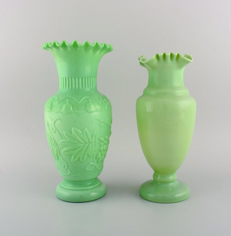 To antikke vaser i pastelgrønt mundblæst opalineglas. Ca. 1900.
