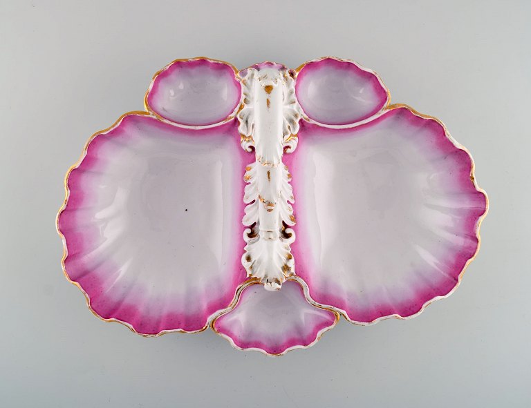 Antikt Meissen caberetfad med hank i håndmalet porcelæn med lyserød og 
gulddekoration. Sent 1800-tallet.
