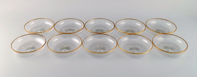 Baccarat, France. Ten art deco seafood bowls / rinse bowls in mouth-blown 
crystal glass with gold decoration. 1930s.
