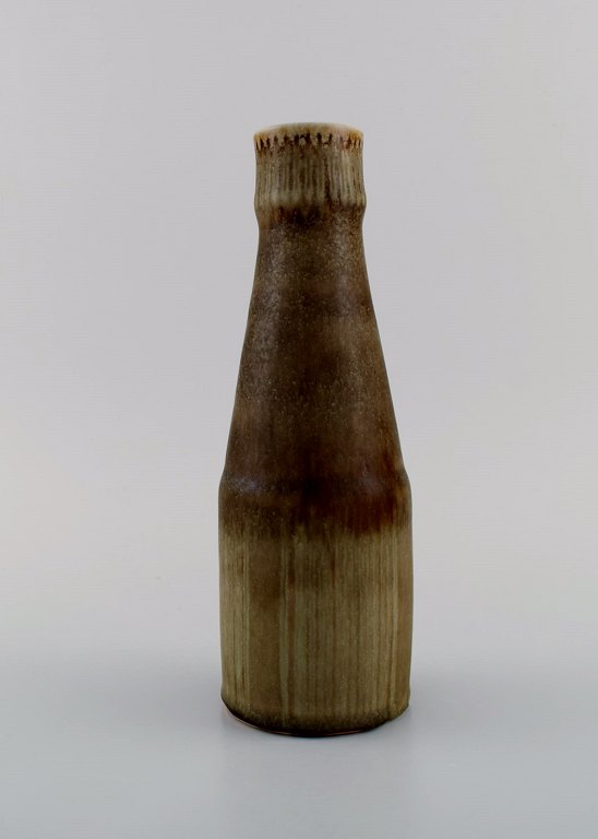 Carl Harry Stålhane (1920-1990) for Rörstrand. Vase in glazed ceramics. 
Beautiful glaze in brown and light earth tones. 1960s.
