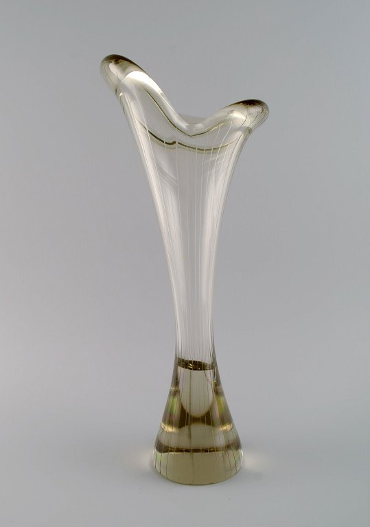 Mikko Helander for Humppila Lasi. Large organically shaped vase in mouth blown 
art glass. Finnish design, 1960s.
