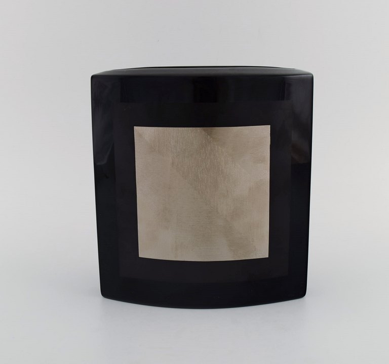 H. Dresler for Rosenthal. Stor vase i håndmalet porcelæn med sølvdekoration. 
1980