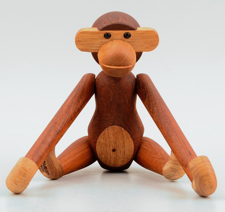 Kay Bojesen aben blev originalt designet i 1951 og er lavet af teak og limba 
træ.