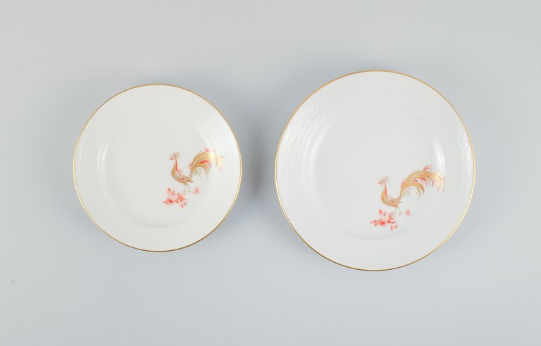 To sjældne art deco Meissen tallerkener med håndmalede påfugle og 
gulddekoration.