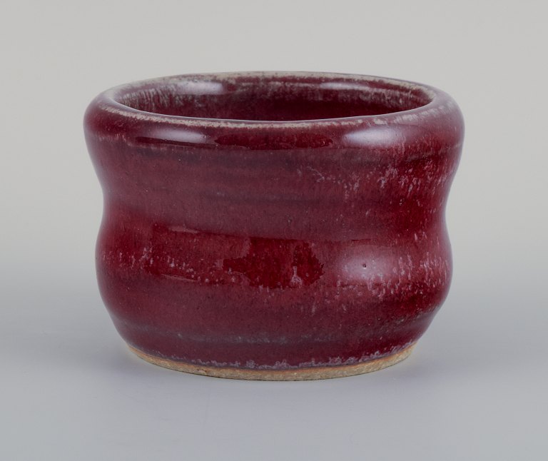 Snorre Stephensen, eget værksted, unika keramikskål i okseblodsglasur.