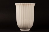 Royal Copenhagen
Hvid porcelænsvase med rillede sider
og top med bølget kant
model nr. 3714
Sign: 3 bølger for Royal Copenhagen
Højde 19,5 cm
Diameter 14 cm
1. sortering
Fin stand uden skår eller rep.
emne nr:
268000 Royal Copenhagen
Hvid porcelænsvase med rillede sider
og top med bølget kant
model nr. 3714
Sign: 3 bølger for Royal Copenhagen
Højde 19,5 cm
Diameter 14 cm
1. sortering
Fin stand uden skår eller rep.
emne nr:
268000