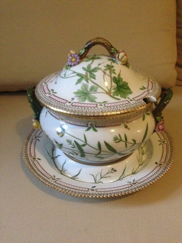 Royal Copenhagen Flora Danica Porcelain Round Tureen with Cover and Undertray No 
3562 & 3563 Height 10 1/2 inches (26 cm); diameter of tray 13 1/4 inches (33.5 
cm). In perfect condition.