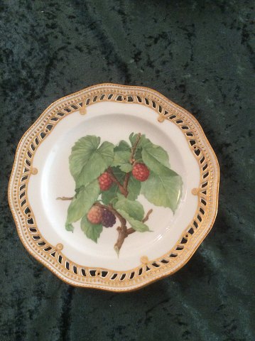 Royal Copenhagen Flora Danica Fruit Plate No 429/3584. Measures 22cm and is in 
perfect condition. Pre 1900   No 108