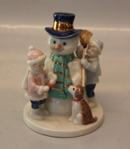 Royal Copenhagen figurine 
0550 RC Winther series Smowman with children and dog 13 cm Broom on wooden 
stick ??