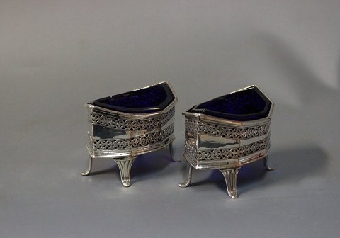 A set of delicate salt bowls in silver plate and dark blue glass.
5000m2 showroom.
