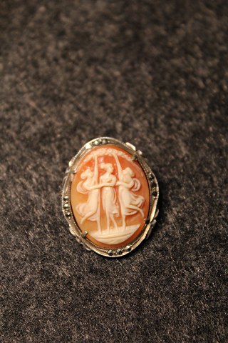Old cameo brooch with silver and small magasitter.