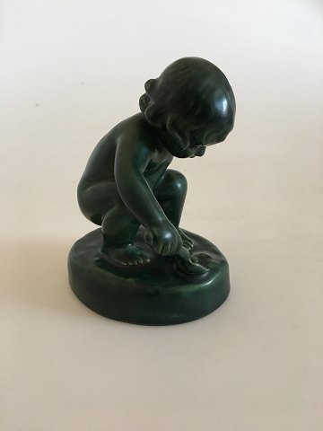 P. Ipsens Enke Ceramic Figurine in Green Glaze of Little Girl with Shovel No 889