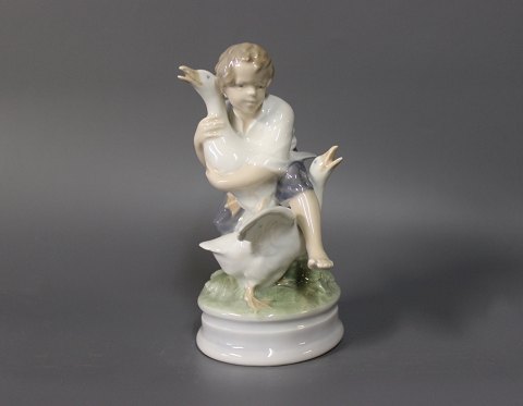 Porcelain figure, The Goose Thief, no.: 2139 by Royal Copenhagen. 
Great condition
