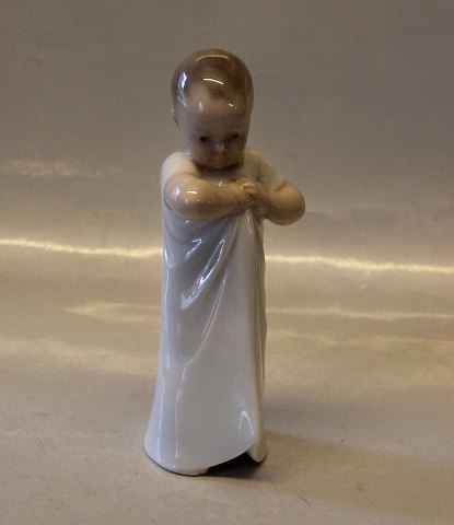 Royal Copenhagen figurine 3208 RC Small child in a nightgown 16.5 cm  TM
