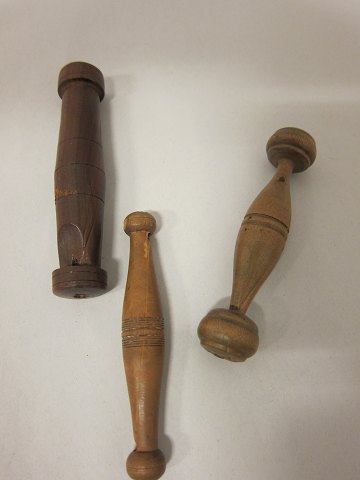 Tools for needlework, antique
We have a large choice of tools for the needlework etc.
L: 11cm (left) – L: 10cm (in the middle and to the right)
Please contact us for further information