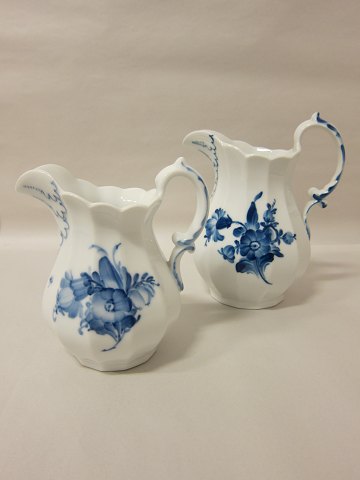 Royal Copenhagen, Blue Flower, Angular, jugs
These jugs have the RC-nr. 8520 and 8526
H: 16cm og H: 20cm