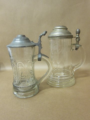 Mug/tankard, glass, with a lid made of pewter
Dkr. 425,- each
H.: 17,5cm (left) og 19,5cm (right)