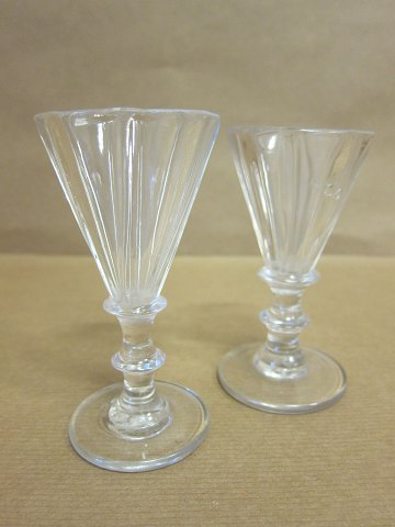 Snerleglas, about 1860 
H: 10cm
Dkr. 225,- each
We have a large choice of antique glass