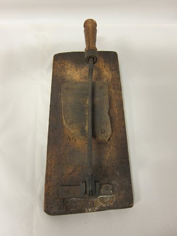 Tobacco-cutter, antique
Made of wood and with a strong cutter made of iron
L: 33,5cm, W: 15cm