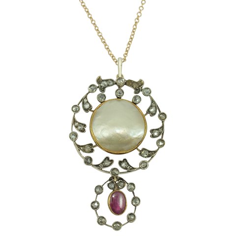 Necklace of 14k gold, set with a mabé pearl, a ruby and diamonds