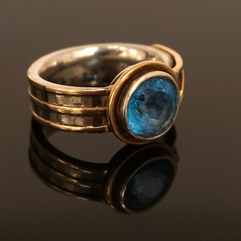 Ring with topaz. 14ct Gold and Silber. Ringsize: 
57