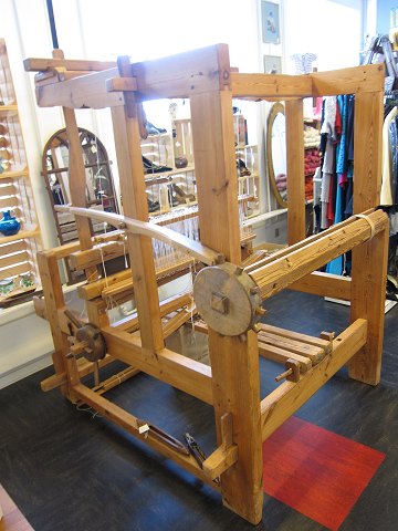 Loom, incl. the original bench
Please note that the bench is not photographed 
Please contact us for further information