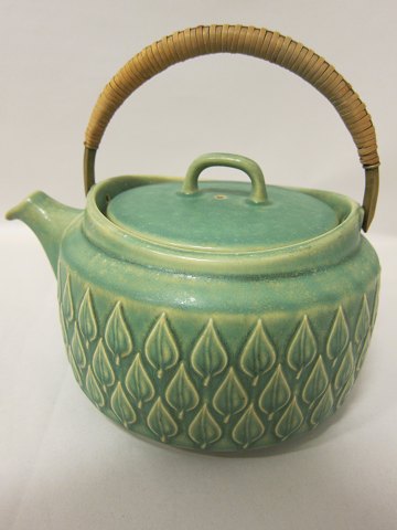 Teapot, Jens Harald Quistgaard, Model: Relief
Stoneware, glazed, with a plaited handle 
Good condition
Please note: This teapot is in a beautiful green colour and in this colour it 
is very rare
