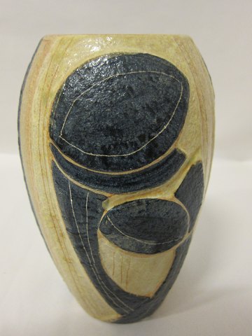 Vase, Søholm, Bornholm, Denmark
A beautiful and very special vase
H: 22cm, D: 14cm
We have a large choice of pottery from Søholm 
Please contact us for further information
