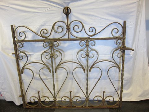 Gate made of wrought iron, about 1900
H: 118
L: 118cm (without furniture), 129cm (with furniture)
Fine patina 
For the garden or for decoration in your home