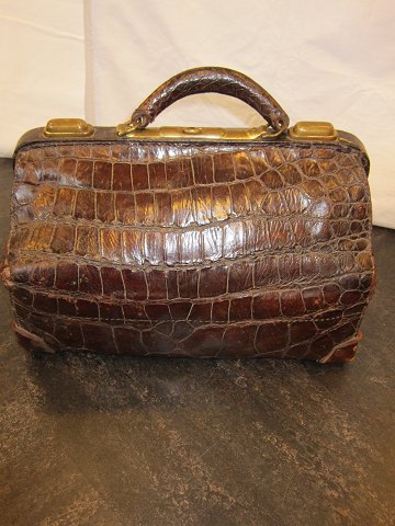 Travel bag / trunk made of crocodile
An old vintage Travel bag / trunk with wear and tear
With pocket inside