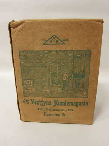 Hops, parcel with hops from "Vestfyns Humlemagasin" (the Hopsmagasin from 
Vestfyn, Denmark) 
The parcel is with original contents and original paper
Special texts at the sides of the parcel
H: 20cm, W: 15,5cm, D: 10,5cm
Good condition