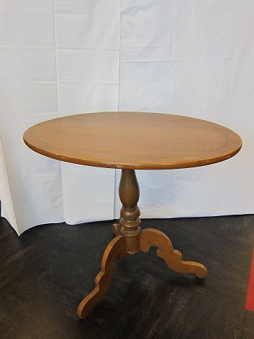 Table based on a column, oval
Pine with original graining-painted
About 1850-1900
H: 72cm, table top 87cm x 60cm