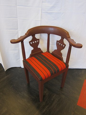 "Eckchair" / corner chair
About 1830
New upholstered with original fustian made of wool
H chairback: 81cm, H seat: 47cm