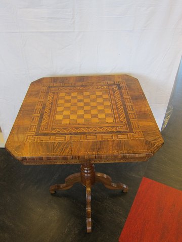 Chess table
Chess table made of Brazilian rosewood with intarsia made of birch- and walnut
Column presumably made of stained beech, feet made of walnut
All parts are with intarsia
H: 74,5cm, table top: 60cm x 60cm
Please note: Split in the table top
