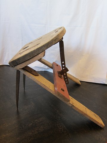Tool (Chair) which was used by the thatcher
This antique chair is from the beginning of the 1900
H: 48cm, L: 48cm, W: 56cm
We have a large choice of tools
Please contact us for further information