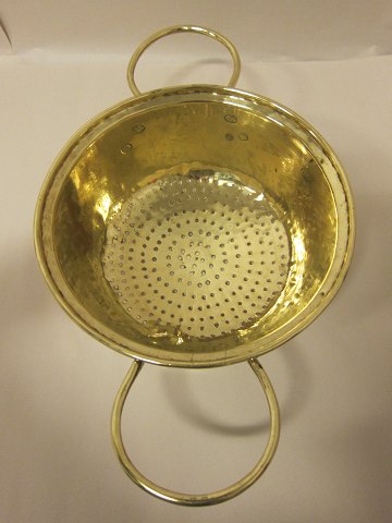 Colander made of brass
Antique, big Colander with 2 beautiful ears
With stamp
Diam. inkl. ears: 45cm, excl. ears 27cm
H: 11,5cm