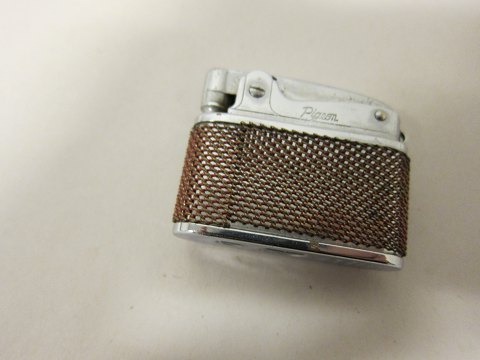 Lighter, Small Pigeon-lighter
"Small Pigeon Automatic Super Lighter P.T.90041" (Please look at the photoes)