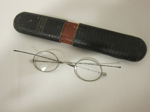 Pair of glasses incl. case
An old pair of glasses with case with inscription: "A. Petersen, Uhrmager & 
Optiker, Nordborg" (from Als in South Jylland, Denmark)