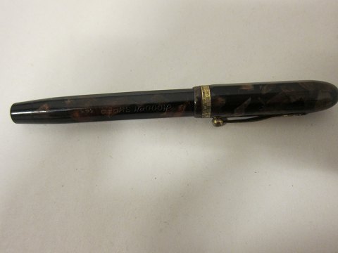 Fountain pen
Hoover Super 343
Brown marbled
14 karat gold, Stamp: Hoover super 14 kt
We have more fountain pens
Please contact us for further information