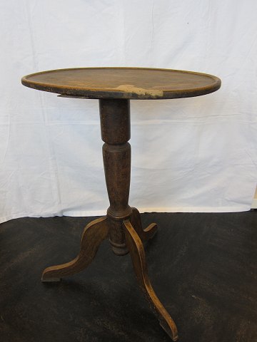 Table based on a column, oval
About 1820
With graining-painted (about 1850-1860)
H: 73cm, table top 54,5cm x 37,5cm
Please note: Tabletop